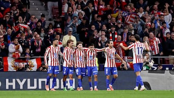 Los jugadores del Atlético celebran el 3-1 ante el Levante.