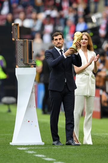 Iker Casillas y la modelo Natalia Vodianova llevaron la Copa del Mundo.