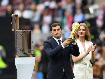 Iker Casillas y la modelo Natalia Vodianova llevaron la Copa del Mundo.