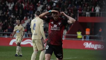 Alberto Reina celebra el segundo gol del Mirandés ante el Racing de Ferrol.