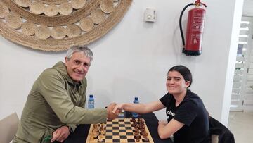 El exfutbolista y entrenador de f¨²tbol Quique Seti¨¦n saluda a Jana Moll en su partida en el Open Internacional de Menorca de Ajedrez.