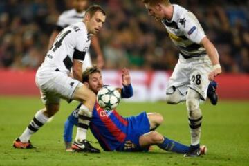 Lionel Messi entre Andre Hahn y Tony Jantschke.