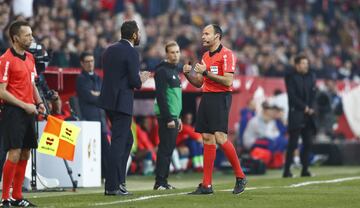 Pablo Machín y el árbitro Mateu Lahoz
