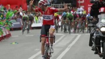 El australiano Adam Hansen celebra exultante su victoria en Cangas de Morrazo con el pelot&oacute;n lanzado detr&aacute;s.
 