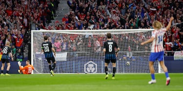 En la jugada menos esperada y en la faceta que mejor sabe explotar el gigantón de Trondheim tras su remate de cabeza: saque en largo de Oblak, el ‘9’ mete su cuerpo en tres cuartos aguantando las embestidas de Mechele y nada más entrar en el área dispara cruzado con la zurda.El tiro le salió raso y centrado, y Mignolet se la comió:botó ligeramente, la tocó y se le cuela por alto cuando estaba en el suelo.