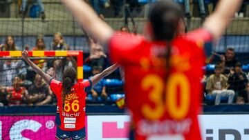 TORREVIEJA, 12/04/2024.- La jugadora española Alexandrina Cabral Barbosa (i) celebra un gol durante el partido que las selecciones femeninas de balonmano de España y Argentina disputan en el Preolímpico de Balonmano Femenino celebrado hoy viernes en Torrevieja. EFE / Manuel Lorenzo
