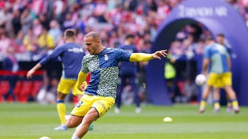 Sandro, durante el calentamiento del partido ante el Atlético de Madrid.