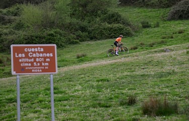 En numerosos tramos hay cárteles que indican los nombres de ‘las cuestas’, su altitud y la distancia de la cima. También la longitud en algunos de ellos. En este caso, Les Cabanes es uno de los puntos que, siendo ya muy duro, con rampas del 22%... no es todavía la parte más exigente del puerto, lo que dice mucho de la subida.
