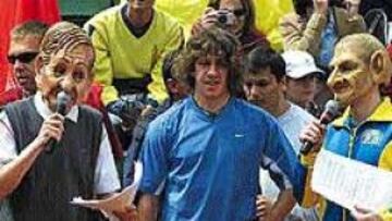 <B>PUYOL, ENTRE CRUYFF Y ROBERTO CARLOS.</B> Fue en el Godó, ayer. Lo entrevistó esa pareja antes de que jugara a fut-tenis con el baloncestista Jasikevicius contra Feliciano López, que es madridista, y el joven talento Rafael Nadal, que también es merengón: normal.