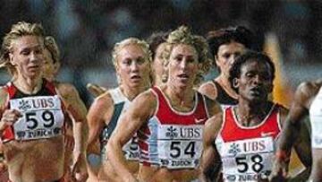 <b>IMBATIBLE.</B> Maria Mutola (58) rodeada de adversarias en los 800 metros de la reunión de Zúrich.