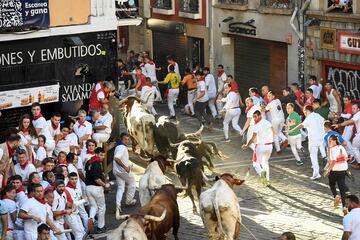 Imágenes del séptimo encierro de los Sanfermines 2022. La ganadería encargada de los toros de este séptimo encierro será la de Victoriano del Río, una de las más importantes del panorama taurino nacional.