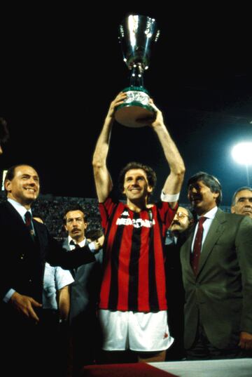 Franco Baresi levanta la Supercopa de italia junto a Silvio Berlusconi en 1989.