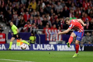 El delantero noruego del Atlético de Madrid, Alexander Sorloth, marca el 2-1 al Alavés. 