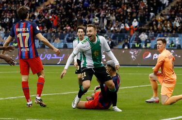 2-2. El delantero bético, Loren Morón, celebra el golazo que anota con el tacón.