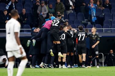 2-2. Zambo Anguissa remata dentro del área, rebota en Dani Ceballos, le vuelve a caer el balón al mediocentro del Nápoles que de un potente disparo supera a Andriy Lunin.