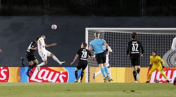 Benzema marcó el 1-0 de cabeza.