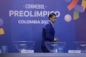 Iván Rene Valenciano y Daniela Montoya fueron los encargados de sacar las balotas en el sorteo en el que Colombia enfrentará a Argentina, Chile, Venezuela y Ecuador