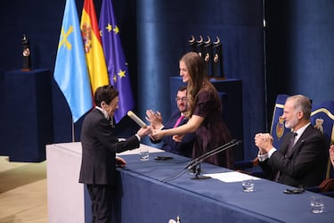 Graciela Iturbide,  Premio Princesa de Asturias de las Artes 2025 , recibe el galardón durante la ceremonia de los Premios Princesa de Asturias 2025.