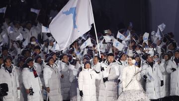 Los deportistas de Corea del Sur y Corea del Norte posan con la bandera unificada durante la ceremonia de inauguraci&oacute;n de los Juegos Ol&iacute;mpicos de Invierno de Pyeongchang 2018.