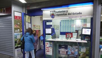 Varias empleadas en la administración situada en la zona del AVE de la Estación de Atocha que ha vendido parte del número 44469 correspondiente al segundo premio del Sorteo Extraordinario de la Lotería de Navidad, a 6 de enero de 2022, en Madrid (España).