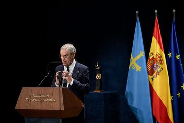 El escritor Michael Ignatieff, premio Princesa de Asturias Ciencias Sociales, durante su discurso al recibir el galardón en el teatro Campoamor.