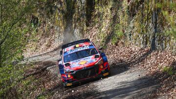 Neuville se defiende de los ataques de Ogier y Evans