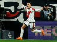 MADRID, 06/11/2025.- El delantero del Rayo Vallecano Álvaro García celebra su gol, tercero del equipo madrileño, durante el partido de Liga Conferencia que Rayo Vallecano y Lech Poznan disputan este jueves en el estadio de Vallecas. EFE/ Juanjo Martín