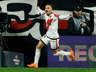 MADRID, 06/11/2025.- El delantero del Rayo Vallecano Álvaro García celebra su gol, tercero del equipo madrileño, durante el partido de Liga Conferencia que Rayo Vallecano y Lech Poznan disputan este jueves en el estadio de Vallecas. EFE/ Juanjo Martín