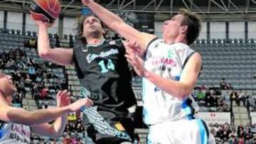 <b>EL MEJOR. </b>Pancho Jasen penetra a canasta ante el polaco Ignerski.