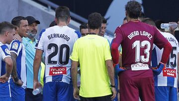 Rufete, con los jugadores del Espanyol.