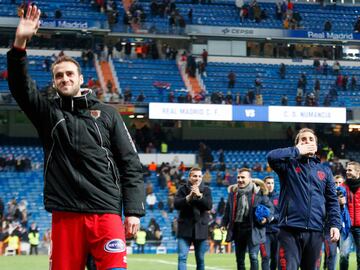 Higinio Marín, a la izquierda y Jagoba arrasate, a la derecha, saludan a la afición tras la vuelta de las semifinales de Copa (17-18) en el Santiago Bernabéu.