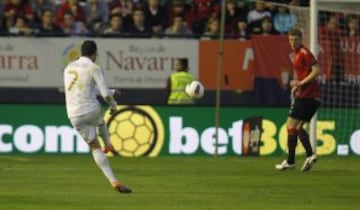 31/03/12 Impresionante gol de Cristiano Ronaldo en el partido de Primera División Osasuna-Real Madrid.