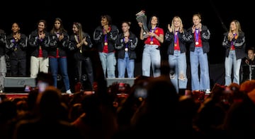 Las jugadoras de la Selección Española, en el escenario del Palacio de Vistalegre celebrando con los aficionados su triunfo en la Nations League.
