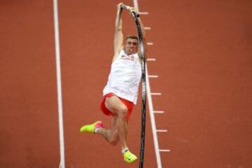 El atleta polaco Piotr Lisek compite en salto con pértiga.

