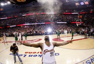 LeBron James con Cleveland en 2008, haciendo su ritual prepartido.