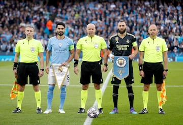 Intercambio de banderines entre los capitanes de ambos equipos que posan así antes del encuentro junto al árbitro polaco Szymon Marciniak.
 