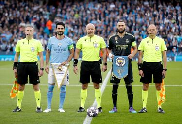 Intercambio de banderines entre los capitanes de ambos equipos que posan así antes del encuentro junto al árbitro polaco Szymon Marciniak.
 