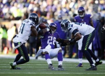 Adrian Peterson, corredor de Minnesota Vikings, considerado por muchos como el mejor RB de la década volvió a ser un jugador importante. Peterson no hizo su mejor partido, sin embargo nunca se escondió y buscó romper la línea defensiva de los Seahawks con mucho ahínco. Pero el front seven de Seattle es, probablemente, el más duro de la liga. El fumble que le provocó Kam Chancellor, fue sólo la punta del iceberg de un partido gris en números, pero bravo en actitud. Otro año más en el que AP28 no podrá luchar por el anillo. Una lástima.