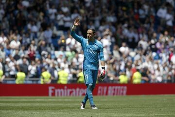 Al final del encuentro el portero del Real Madrid, Keylor Navas, se despidi¨® de la que ha sido su afici¨®n durante muchos a?os.