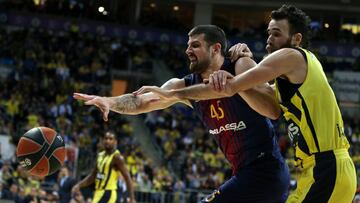 ERD09. ESTAMBUL (TURQUÍA), 26/01/2018.- El ala-pívot italiano Luigi 'Gigi' Datome (d) del Fenerbahce pelea por el balón junto al ala-pívot francés Adrien Moerman (i) del FC Barcelona Lassa durante un encuentro