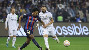 Barcelona's French defender Jules Kounde (C) fights for the ball with Real Madrid's French forward Karim Benzema during the Spanish Super Cup final football match between Real Madrid CF and FC Barcelona at the King Fahd International Stadium in Riyadh, Saudi Arabia, on January 15, 2023. (Photo by Giuseppe CACACE / AFP)