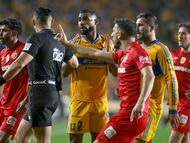 AME7608. SAN NICOLÁS DE LOS GARZA (MÉXICO), 11/12/2025.- Joaquim Pereira (c) de Tigres reclama al arbitro Marco Antonio Ortiz una jugada ante Toluca este jueves, durante el partido entre Tigres y Toluca por la semifinal del Torneo Apertura 2025 en el estadio Universitario de la UANL, en San Nicolás de Los Garza (México). EFE/ Miguel Sierra