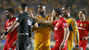 AME7608. SAN NICOLÁS DE LOS GARZA (MÉXICO), 11/12/2025.- Joaquim Pereira (c) de Tigres reclama al arbitro Marco Antonio Ortiz una jugada ante Toluca este jueves, durante el partido entre Tigres y Toluca por la semifinal del Torneo Apertura 2025 en el estadio Universitario de la UANL, en San Nicolás de Los Garza (México). EFE/ Miguel Sierra