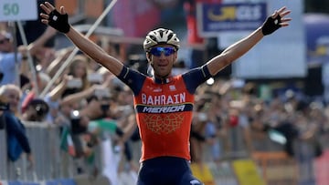 Vincenzo Nibali celebra su victoria en el Giro de Lombardía 2017.