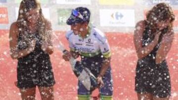 Esteban Chaves celebra en el podio de la Vuelta a España.