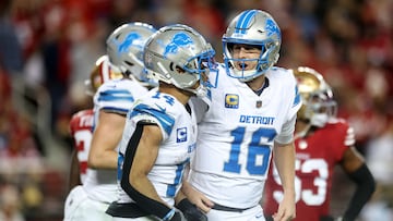 SANTA CLARA, CALIFORNIA - DECEMBER 30: Jared Goff #16 and Amon-Ra St. Brown #14 of the Detroit Lions celebrate their touchdown connection against the San Francisco 49ers during the third quarter at Levi's Stadium on December 30, 2024 in Santa Clara, California. Ezra Shaw/Getty Images/AFP (Photo by EZRA SHAW / GETTY IMAGES NORTH AMERICA / Getty Images via AFP)