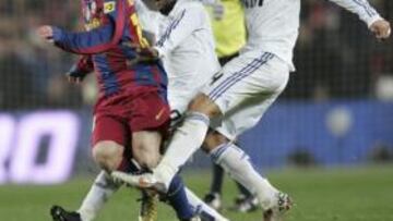 <b>IMPOTENCIA. </b>Ramos manifestó su rabia por el 5-0 con esta patada a Messi al final del encuentro.