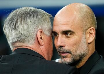 Saludo previo entre Carlos Ancelotti y Pep Guardiola antes del inicio del encuentro: dos leyendas de los banquillos juntos.