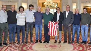 Meléndez, Bolaños, Urtubi, Patxi Salinas, De Andrés, Elgezabal, Goikoetxea, Sola, Urkiaga, Núñez y Liceranzu, con miembros de la Fundación.