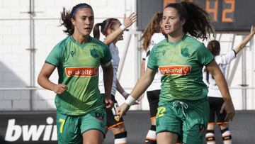 Nahikari y Eizaguire celebran un gol de la Real Sociedad. 